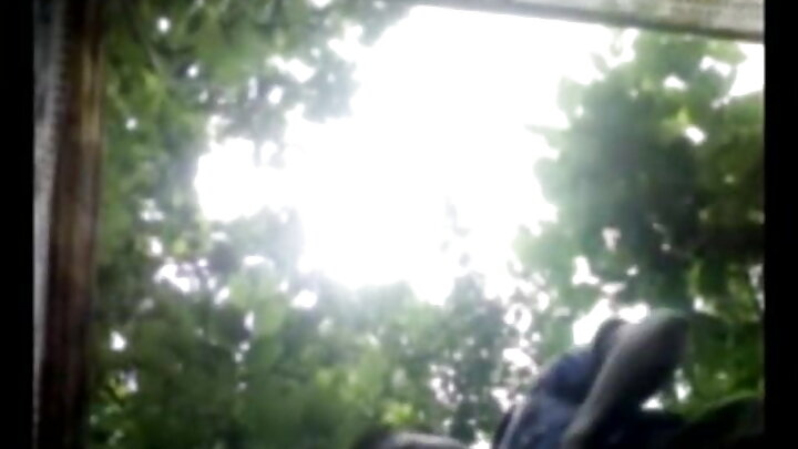 Mkundu mweusi uliingia kwenye uke wa Blake Blossom mwenye nywele za blonde.