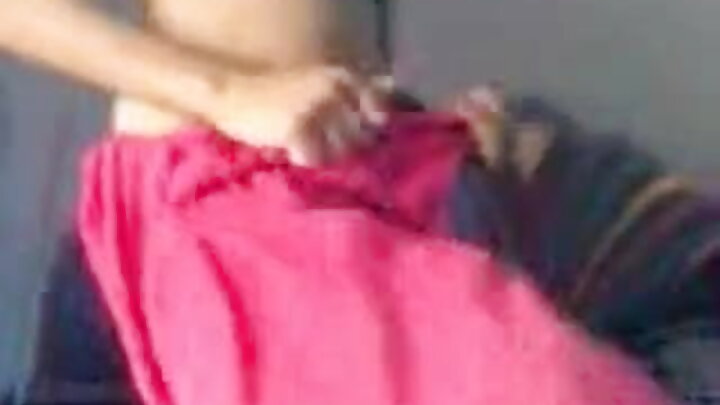 Uume mkubwa na uliopinda wa mwanaume mweusi ulitembelea mkundu wa mwanamke mwenye nywele nyeusi.