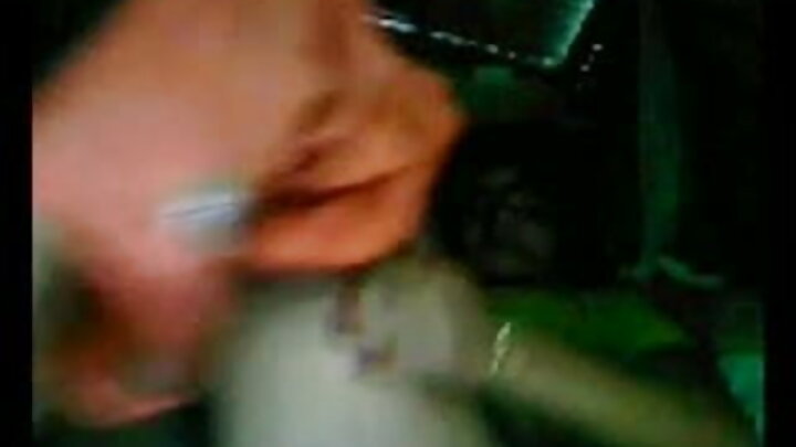 Dada wa Urusi anataka kucheza na uume wa kaka yake akijichua