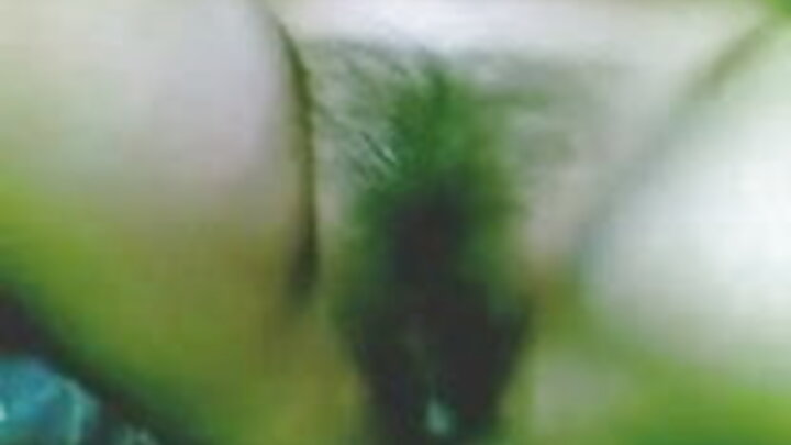 Mwana wa mchezaji wa soka alicheza na mipira mikubwa ya mama yake aliyetiwa rangi ya ngozi na kufunga bao kwenye uke wake.