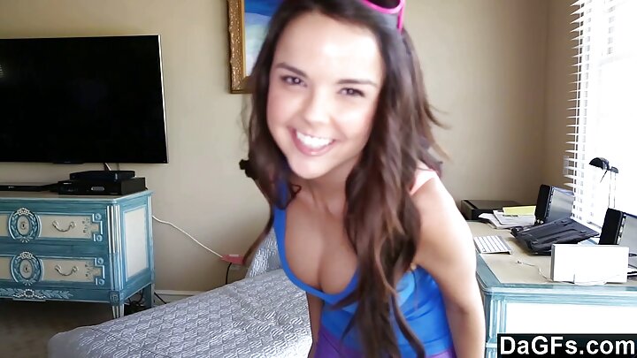 Nina kifaranga anayeishi nami, amefungwa pingu kwenye radiator. Ninamlawiti, na wakati mwingine ninamlisha.