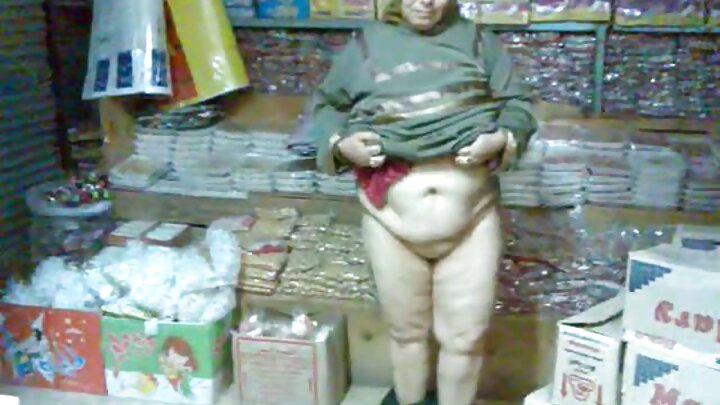 Woodman wa Kijapani anaangalia gainbu ya nywele ya mwanamke wa miaka 43 kwenye ukumbi wa kurusha.