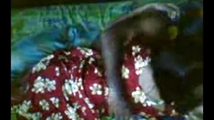 Bendera ilimtongoza dalali wa nyumba wa Kiukreni kwa mtindo wa kijeshi