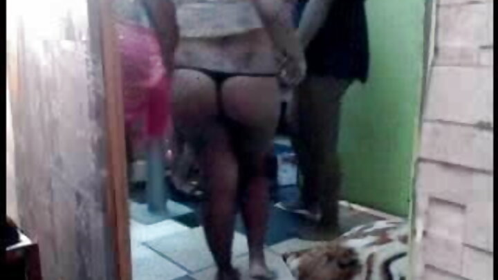 Woodman aliwalawiti wanafunzi wawili wachanga, wakinyoosha matako yao ya elastic na kunyoa pussy kwa kutumia uume wake