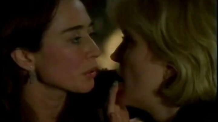 Mwanamke Mjapani anamvisha mwanaume miguu yote minne na, akivuta uume wake chini, anampa mkunjo.