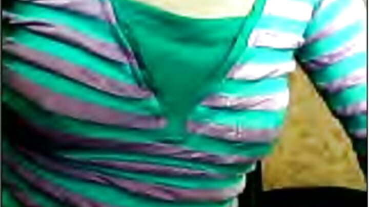 Katibu anawatongoza wakubwa wawili ofisini na kuwaruhusu watoe uume wao kwenye uume wake wenye manyoya.