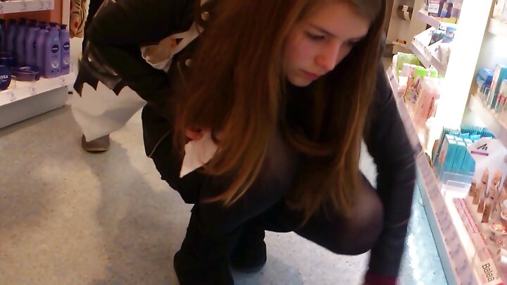 Wakati wa kumpiga, mwanamume mwenye tamaa anampiga mpenzi wake kofi na kumlazimisha kulamba mkundu wake.