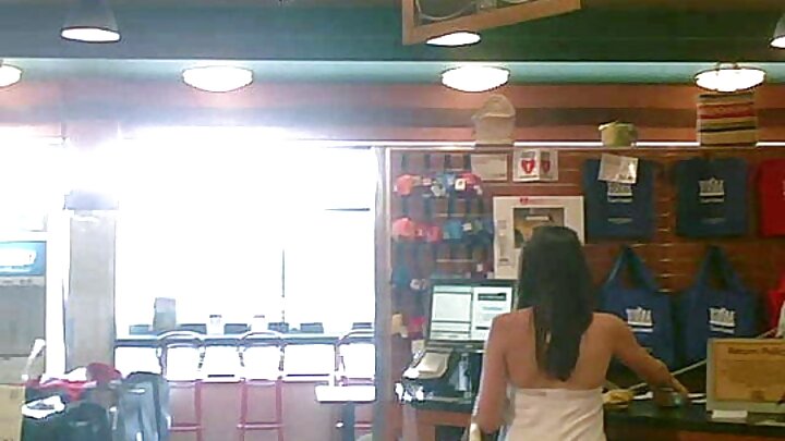 Umati wa wapenzi wa swing walibadilishana wapenzi na kufurahia katika chumba kikubwa.