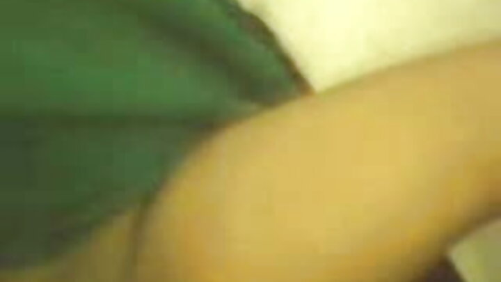 Mwanaume ananyonya mrembo aliyechorwa tatoo na uume kwenye uume wake.