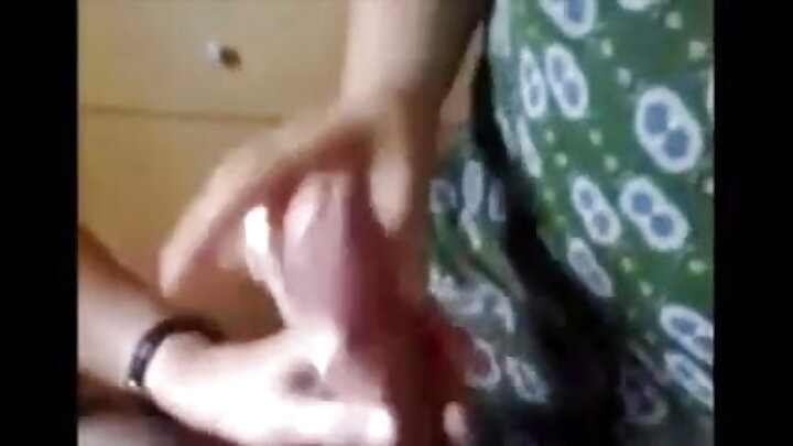 Mpenzi mnene mweusi wa mshenzi haingii vizuri ndani ya mkundu wa Bailey Blue.