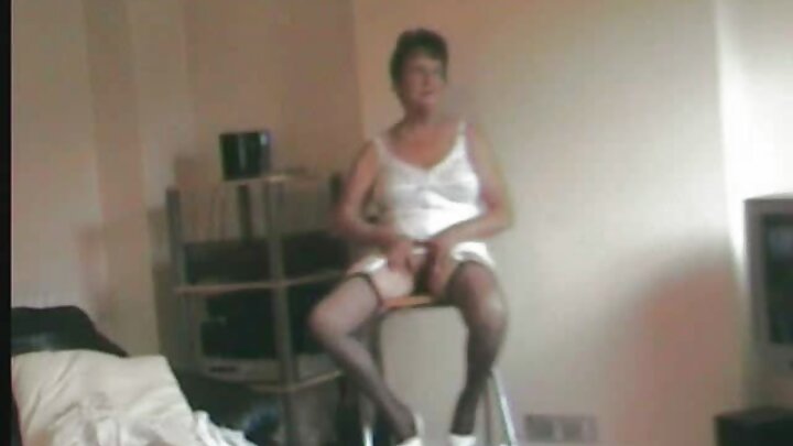 Warusi Sveta na Nastya wanatoa huduma ya uume mnene wa mwanaume Mhispania kwa kiwango cha juu zaidi.