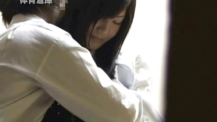 Mwanamitindo mwenye sauti ya kunung'unika anamlawiti wakala, akitarajia kupandishwa cheo