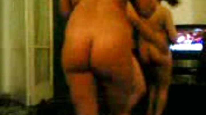 Ndugu wa kambo mwenye wivu alimtongoza dada yake katika kila chumba na kuweka alama kwenye pembe kwa ponografia.