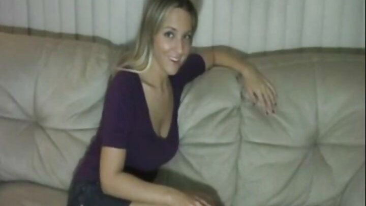Mrembo mwenye nywele za blonde amevutiwa na baba mwenye upara.