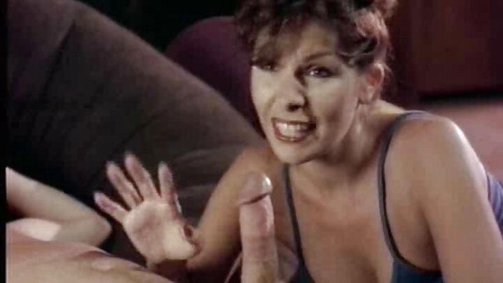 Mwanamke Mjerumani aliyevaa kofia alimshawishi mwalimu mchanga kufanya ngono ya kimapenzi.