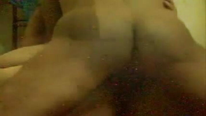 Anamnyonya bosi wake mnene ili kupata nyongeza ya mshahara.