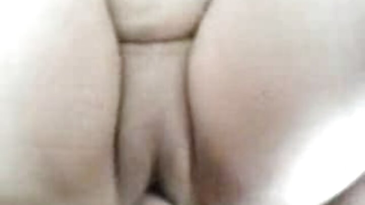 Anajirusha na dildo nyeusi na kufikiria jamaa mweusi akimlawiti.