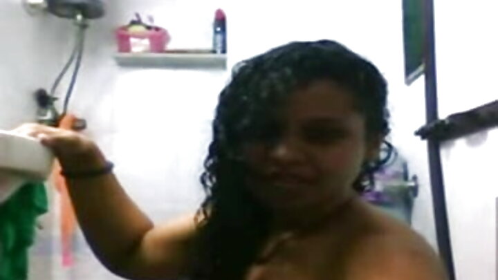 Mbwa wa Moscow Yulechka alimfurahisha mgeni kwa kishindo kikubwa kwenye miadi yao ya kwanza