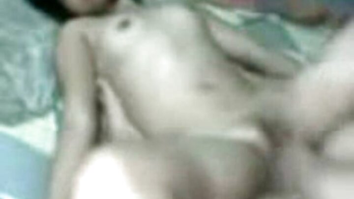 Msichana mwenye matako makubwa anaruka kwenye uume na kuunyonya kwa nguvu.