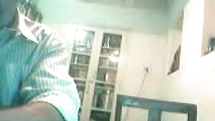 Ninamtembelea msichana na kumpa mama yake wakati mgumu.