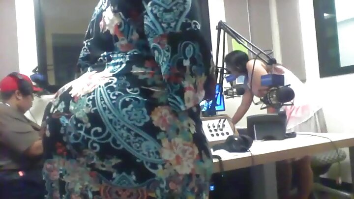 Mwanaume mmoja alichanganyikiwa na kumtongoza rafiki wa mwanamke, akijifanya kuwa mdogo.