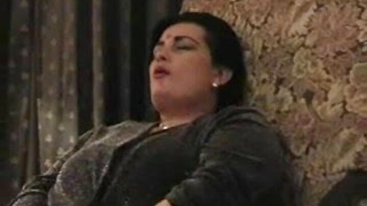 Mimi ni msichana mzuri, mimi hunyonya tu majogoo ya wageni na kuyalawiti.