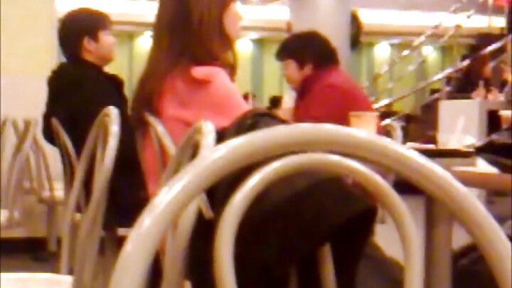 Mke wa Kiukreni mwenye umbo la waridi. Mtiririko wa moto kwa kamati ya kikanda ya Washington