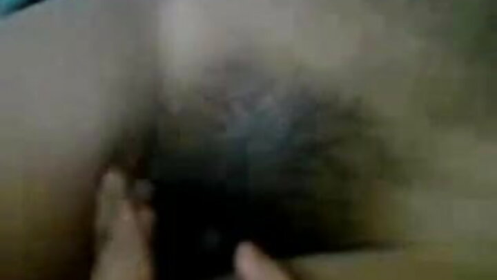 Mwanafunzi wa Moscow mwenye umri wa miaka 20 anaandaa mkundu wake kwa ajili ya maisha ya nje ya nchi.