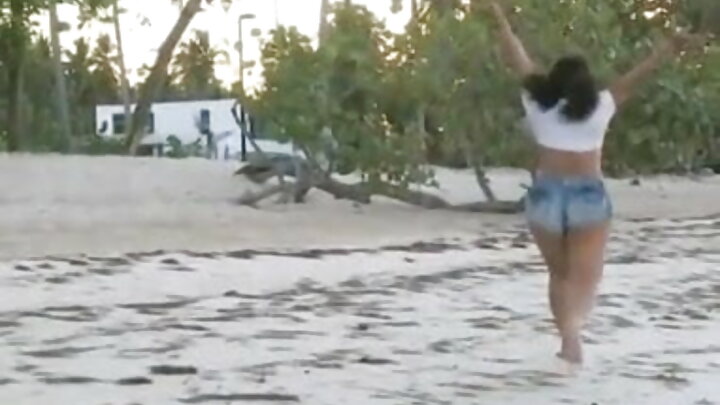 Mwanamke wa Kiasia mwenye uume wenye manyoya anabakwa sana na umati wa wanaume kwa mtindo wa genge.