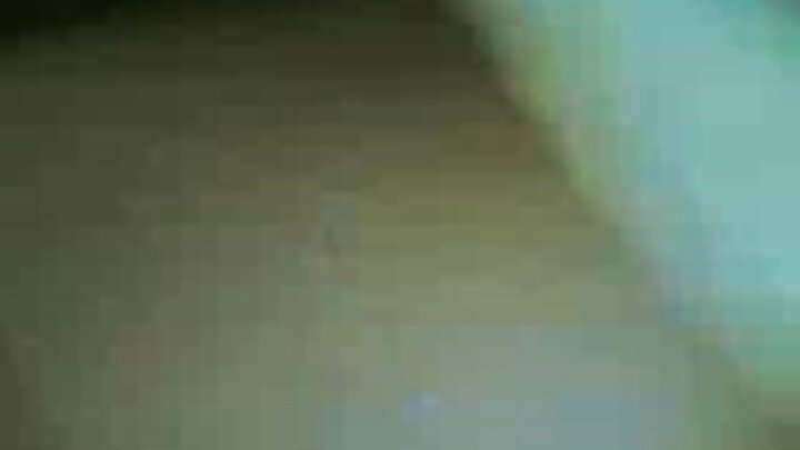 Mwanamke mtanashati aliyevaa leggings za kijivu zilizobana alionyesha unyevunyevu wake kwenye kamera.