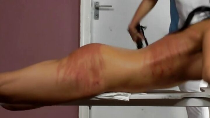 Msichana mwenye nywele za kimanjano kwenye ukumbi wa Woodman akifanya ngono yake ya kwanza ya mkundu na kumeza uume.