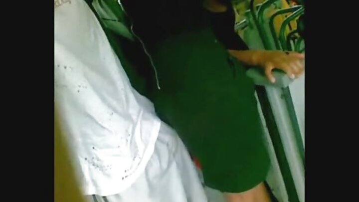 Baada ya kuoga, mpenzi mmoja alimvuta msichana mwenye matiti makubwa mwenye sehemu ya siri yenye manyoya na kumpeleka kwenye uume wake mkali.