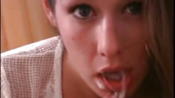 Ndugu anamtongoza kadeti wa polisi wa kike aliyevaa matako.