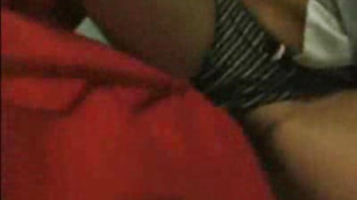 Wanawake watatu weusi wanafanya mapenzi ya watu watatu na mwanaume mzungu na kupitisha uume wake kutoka mdomo hadi mdomo.