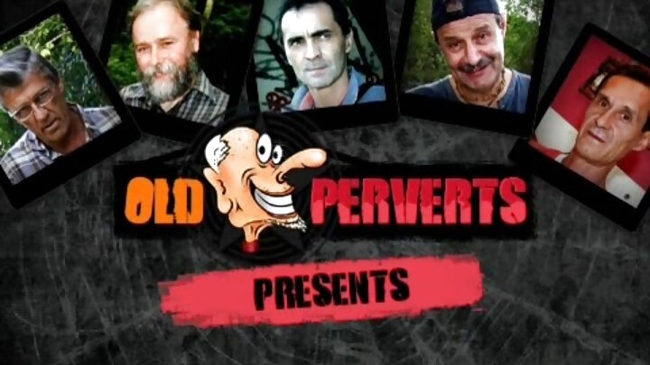 Msichana mwenye nywele nyeusi nzuri anafanya ngono ya mkundu na mpenzi asiyetosheka.