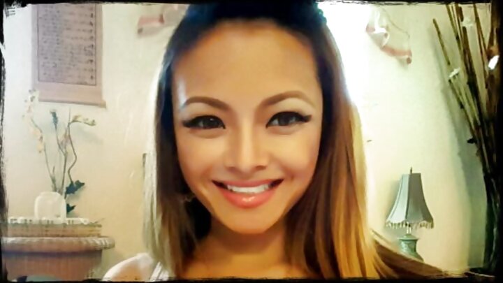 Mwanamke mwenye matiti makubwa mkoani anapigana na kuingia jijini kubwa kwa koo lake mwenyewe.