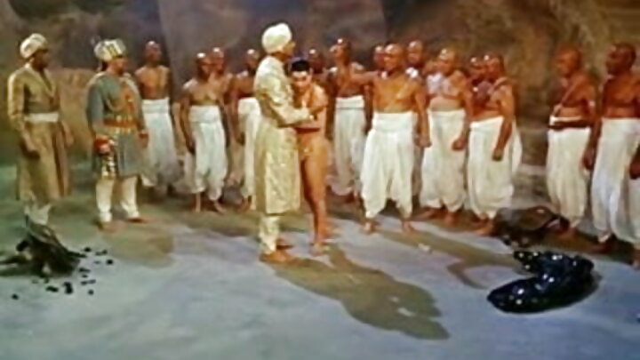 MWANAMKE MDOGO aliketi kwenye uume wa mkufunzi wake ili kumlipa masomo.