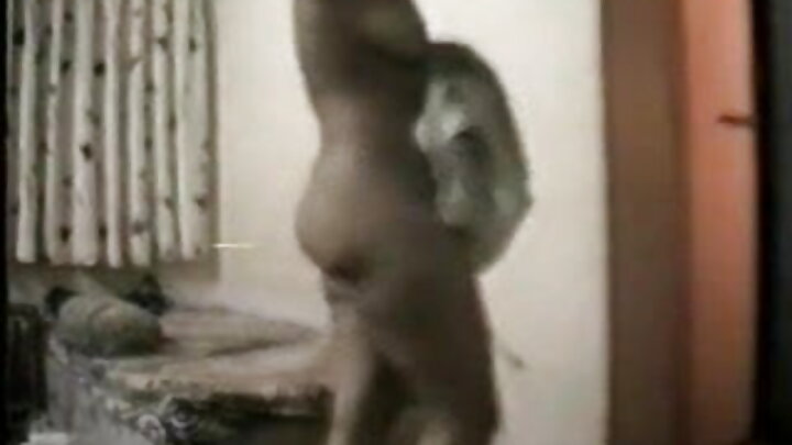 Mkundu mzito wa mwalimu hupenya kwa urahisi kwenye mkundu wa mwanafunzi.