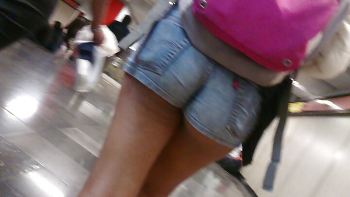 Msichana mwenye nywele za blonde alichoka bila bia na akamvuta mpenzi wake ili aende dukani.