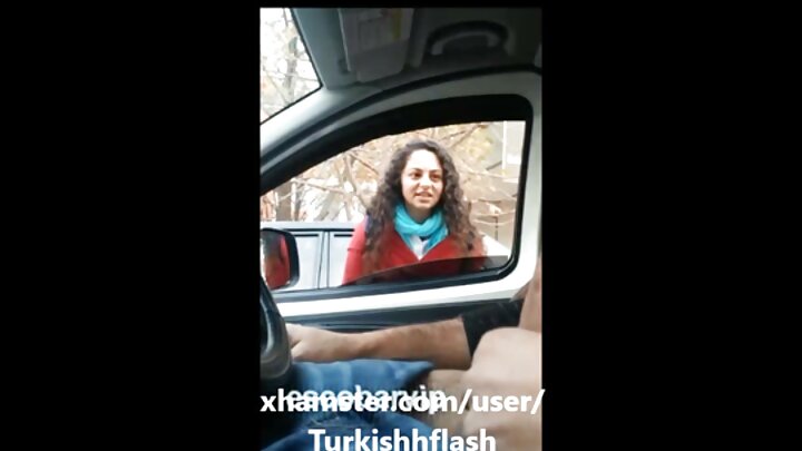 Mzee Woodman na rafiki yake wakimvua mwanafunzi viatu