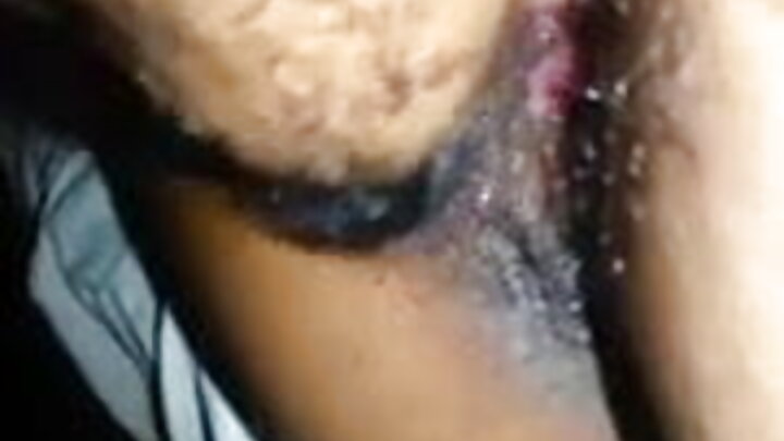 Kinyesi kinamwagika kutoka kwenye uke wake huku akinyonywa!