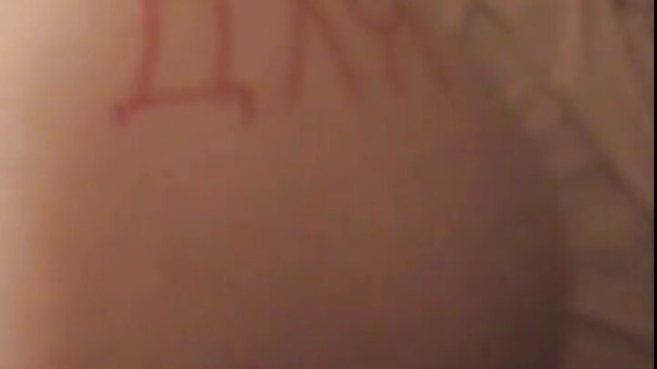 Usilie, binti, mwache Mama akulambe! Je, Baba anakuja kutulamba leo? Kaa ...