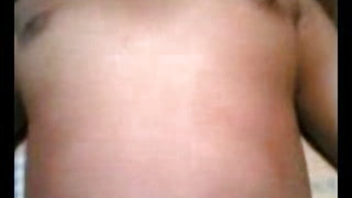 Wakati wa onyesho la ponografia, mwanamke kijana mwenye nywele za sehemu za siri zilizonyolewa vizuri ananyonywa sana kwenye matako na mwanaume.