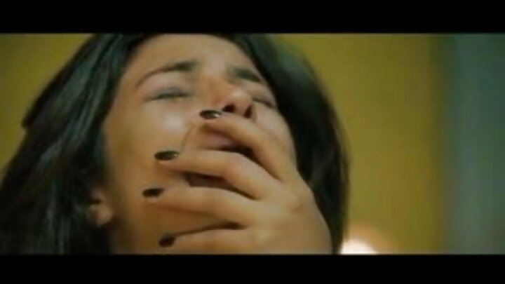 Mpenzi mkatili mwenye upara alimlamba mwanafunzi mwembamba kwa ukali na uume wake mnene karibu na dirisha la mandhari.