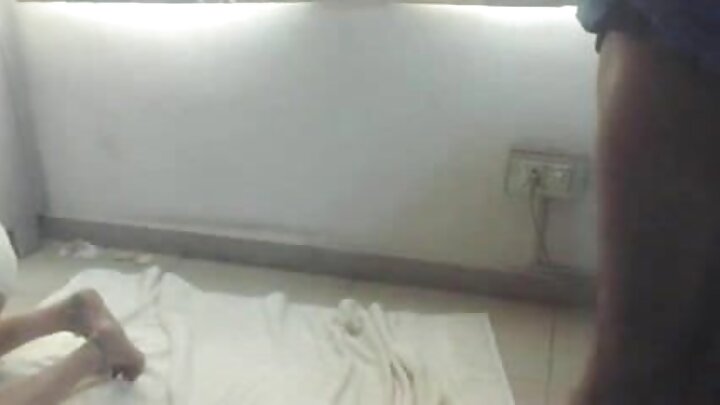 Muoshaji magari alijipaka povu na kuvua nguo, na kumruhusu mteja kuingiza uume wake kwenye matako yake.