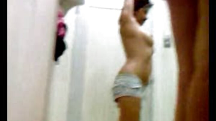 Mwanafunzi wa Asia ananyonya uume kwenye kamera na anapanda miguu yote minne ili kupanda kitetemeshi.