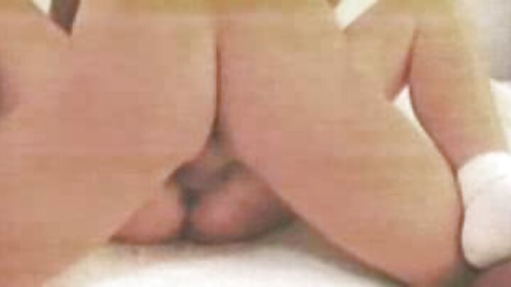 Msichana mwenye haya alionyesha uume wake mzuri kwa karibu