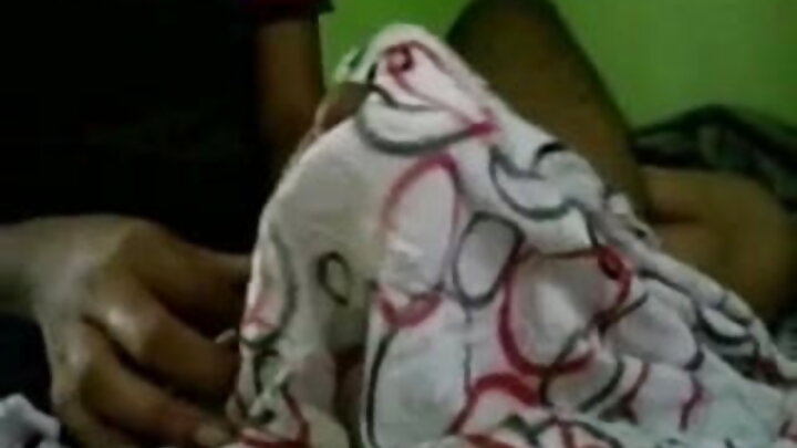 Mrembo mtamu anajichua akiwa ameketi sakafuni mbele ya kamera ya wavuti.