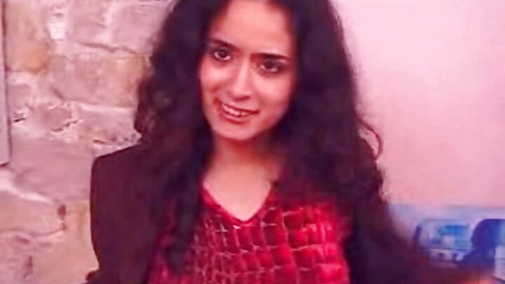 Mkundu mweusi wa mwanaume mweusi mwenye misuli anaingia kwenye uume mweupe