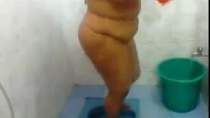 Tiffany mwembamba alimtongoza uume wa mpiga picha akiwa amemtongoza